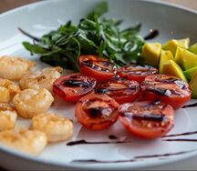 Креветки с авокадо, сладкими томатами и рукколой