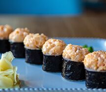 Ролл с тартаром из креветки и лосося