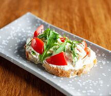 Брускетта с томатами и сыром страчателла