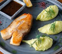 Стейк из синекорого палтуса с соусом эбаро и пюре из васаби