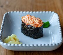 Гункан с лососем