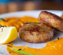 Котлета из креветок с пюре из тыквы