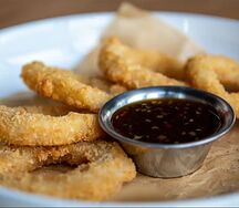 Хрустящие кольца кальмара с соусом тартар
