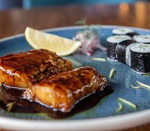 Филе трески в соусе унаги с огуречным роллом