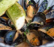 Мидии в соусе том ям