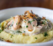 Морепродукты по-строгановски с древесными грибами и пюре