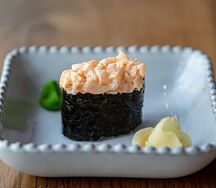 Гункан с гребешком