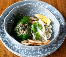 Водоросли чука с кальмарами и соусом гамадари