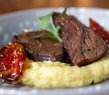 Говяжьи щечки с трюфельным маслом и пюре