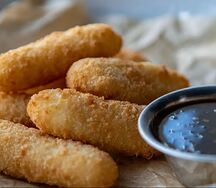 Сырные палочки с кисло-сладким соусом