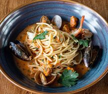 Спагетти с морепродуктами в сливочно-томатном соусе