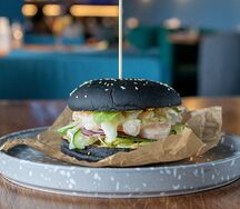 Черный бургер с креветками