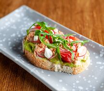 Брускетта с крабом