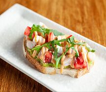 Брускетта с креветками и гуакамоле