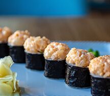 Ролл с тартаром из гребешка и креветки