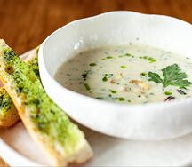 Сливочно-кукурузный суп с креветками и мидиями