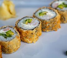 Теплый ролл с креветкой и авокадо