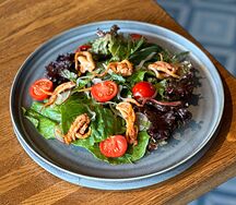 Микс-салат с щупальцами кальмара