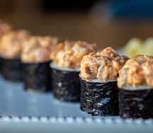 Ролл с тартаром из тунца и угря