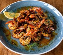 Аргентинские креветки, обжаренные с чесноком и розмарином