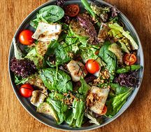 Тёплый салат с кальмарами, кабачками и помидорами