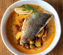 Филе сибаса в томатном соусе с картофелем беби