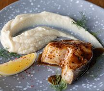 Стейк из черной трески в мисо-глазури и пюре из цветной капусты