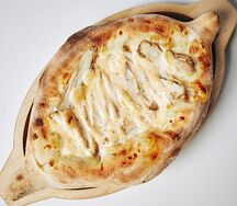 Лодочка с курицей под острым соусом