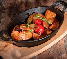 Половина цыплёнка, запечённого с грибами, по-царски