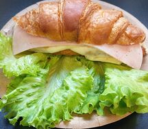 Круассан с плавленым сыром и ветчиной 