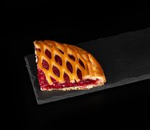 Четверть пирога с яблоком и брусникой