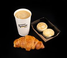Капучино 400, сырники и круассан с малиной