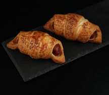 Круассан с сосиской и соусом