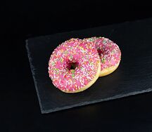 Донат с клубничной начинкой