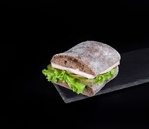 Сэндвич с индейкой на ржаной чиабатте