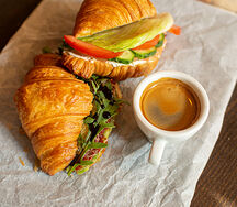 Круассан с семгой и крем-чизом