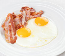 Яичница-глазунья с беконом