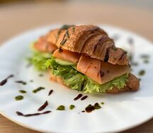 Круассан с лососем
