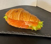 Круассан с красной рыбой 