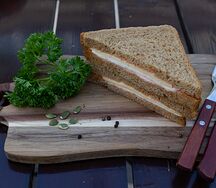 Клаб-сэндвич с индейкой на ржаном хлебе