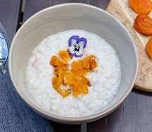 Каша овсяная молочная с курагой