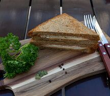 Клаб-сэндвич с курицей на ржаном хлебе