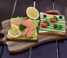 Клаб-сэндвич с копченой семгой