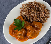 Гуляш из мяса птицы с гречкой