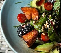 Теплый салат с обжаренной семгой