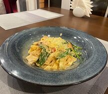 Фетучини с лососем и шпинатом в томатно-сливочном соусе