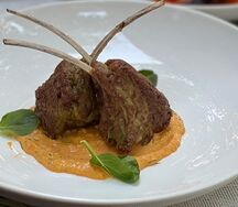 Каре ягненка в панировке из трав и пармезана