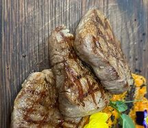 Медальоны из говядины с перечным соусом