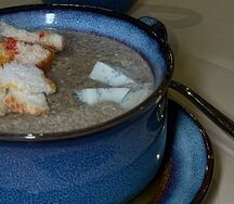 Сливочный суп из лесных грибов с голубым сыром