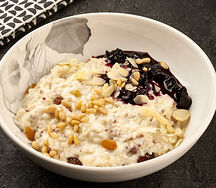 Каша рисовая с соусом из черной смородины и кедровыми орешками